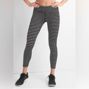 Gapfit Blackout Technology Black & White Stripes